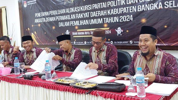Komisioner KPU Kabupaten Bangka Selatan bersama perwakilan partai politik peserta pemilu di daerah setempat ketika menandatangani berita acara hasil rapat pleno penetapan caleg DPRD terpilih, Kamis (2/5/2024) malam. Dari 18 partai politik peserta pemilu hanya 10 parpol yang berhasil mengamankan kursi DPRD Kabupaten Bangka Selatan.