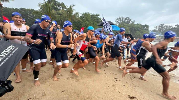 Peserta Sungailiat Triatlon 2024 memulai lomba di kawasan Pantai Tanjung Pesona, Kabupaten Bangka, Provinsi Kepulauan Bangka Belitung, Sabtu (4/5/2024).