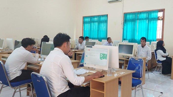 Sejumlah peserta tes CAT calon anggota PPK KPU Kabupaten Bangka Selatan saat mengikuti tes di ruang kelas SMA Negeri 1 Toboali, Senin (6/5/2024). Total terdapat 127 orang mengikuti tes calon anggota PPK di delapan kecamatan.