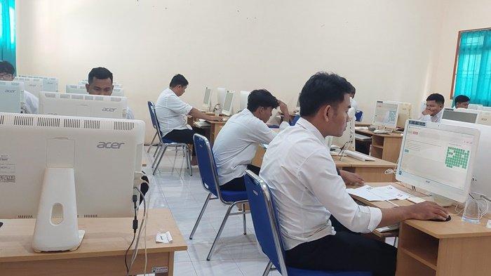 Sejumlah peserta tes CAT calon anggota PPK KPU Kabupaten Bangka Selatan saat mengikuti tes di ruang kelas SMA Negeri 1 Toboali, Senin (6/5/2024). Total terdapat 127 orang mengikuti tes calon anggota PPK di delapan kecamatan.