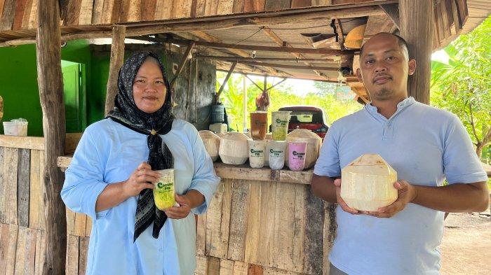 Owner Coconut Pgk, Yuyu Wildani (kanan) bersama istri. 