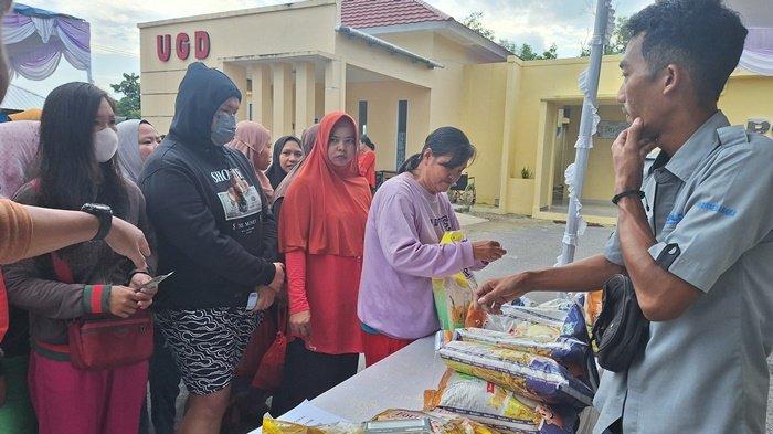 Antrean ibu-ibu yang sedang membeli beras SPHP Bulog dalam agenda pasar murah tersebut digelar di kawasan halaman Kantor Kelurahan Temberan, Kecamatan Bukit Intan, Kota Pangkalpinang, Selasa (7/5/2024).
