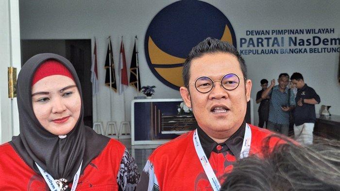 Bupati dan Wakil Bupati Bangka Selatan Riza Herdavid-Debby Jamro, yang terlihat memakai pakaian senada sebagai simbol akan kembali berpasangan di Pilkada 2024, saat rapat pleno bakal calon kepala daerah yang digelar oleh DPW Partai Nasdem Provinsi Bangka Belitung, Senin (13/5/2024).