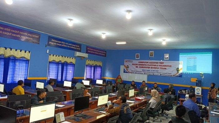 Sebanyak 13 peserta ini mengikuti Computer Assisted Test (CAT) bagi Pendaftar Baru Calon Anggota Panwaslu Kecamatan di Sekolah Menengah Kejuruan Negeri (SMKN) 2 Koba, Senin (13/5/2024)