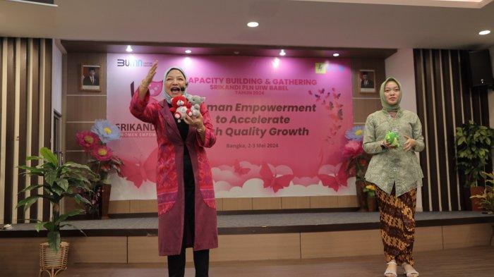 Narasumber Sri Sumahardani yang merupakan founder Sri Sumahardani Academy menyampaikan materi tentang public speaking kepada kartini PLN atau Srikandi PLN UIW Babel.