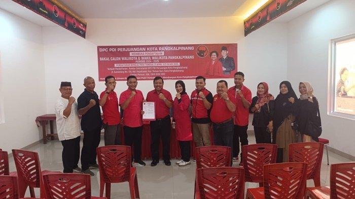 Penyerahan atau pengembalian berkas pendaftaran yang dilakukan Prof Udin pada pengurus DPC PDIP Pangkalpinang, Selasa (14/5/2024).