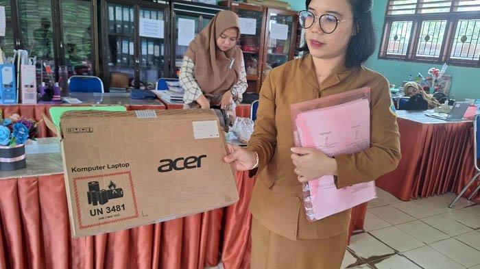 Guru SDN 62 Kota Pangkalpinang menunjukkan kotak laptop yang isinya hilang karena digondol pencuri. Setidaknya pihak sekolah kehilangan 15 laptop bantuan dari Kementerian. Aksi pencurian baru diketahui pada Selasa (14/05/2024).