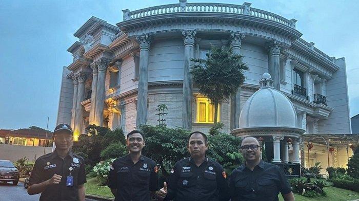 Rumah mewah milik bos timah asal Bangka Belitung, Thamron alias Aon di Crown Golf Utara Nomor 7 Summarecon Serpong, Banten disita Kejaksaan Agung.