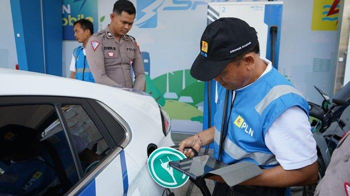 Petugas PLN tengah melakukan simulasi pengisian daya mobil listrik menjelang agenda World Water Forum (WWF) di Bali yang akan diselenggarakan pada 18-25 Mei 2024.
