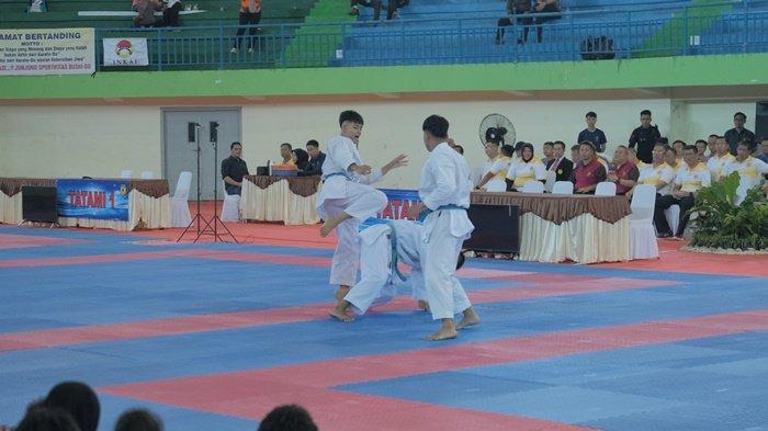 Suasana pertandingan kejuaraan piala Kapolda open karate championship 2024, di Gor Sahabudin Kota Pangkalpinang, Jumat (17/05/2024)