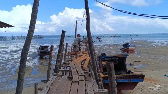 Dermaga kayu yang digunakan nelayan dan penambang untuk pergi beraktivitas di Desa Permis, Kecamatan Simpang Rimba, Kabupaten Bangka Selatan, Provinsi Kepulauan Bangka Belitung. Foto diambil Selasa (14/5/2024).
