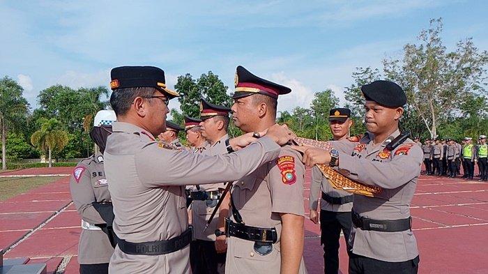 Jajaran Polres Bangka Barat telah melaksanakan upacara serah terima jabatan pejabat utama (PJU) pada Senin, (20/5/2024) di halaman Polres Bangka Barat.