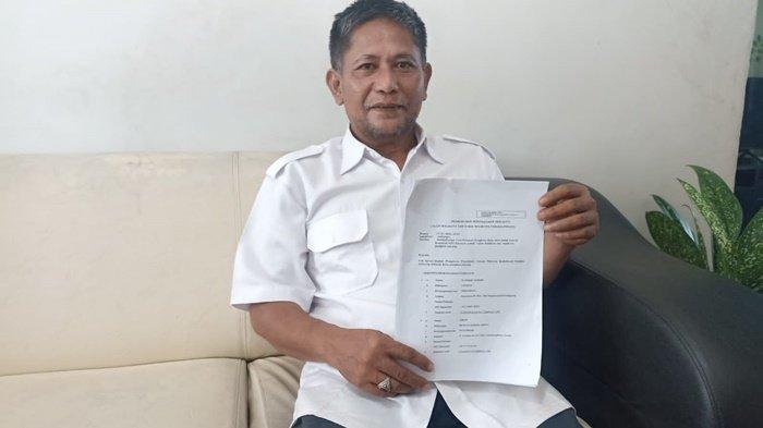 Ahmad Subari saat memperlihatkan berkas laporan yang disampaikannya ke Bawaslu Kota Pangkalpinang, Selasa (21/5/2024).