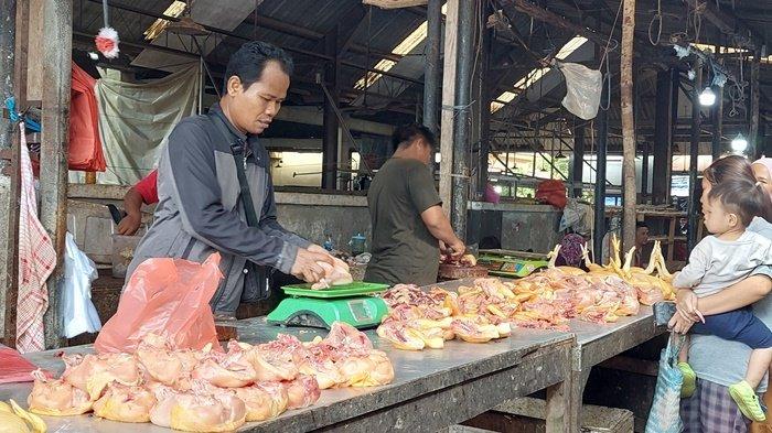 Sejumlah masyarakat saat tengah berbelanja daging ayam di Pasar Terminal Toboali, Rabu (22/5/2024). Menjelang hasil pemantauan harga bahan pangan cenderung stabil menjelang hari raya Iduladha.