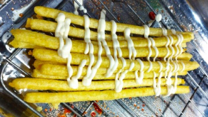 Cemilan potato sticks yang ada di Kota Pangkalpinang, Jumat (24/5/2024) malam.
