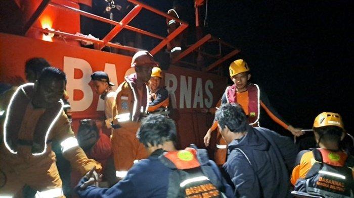 Evakuasi sembilan korban dari Kapal Nelayan KM Barakuda yang tenggelam di Perairan Semujur, Kabupaten Bangka Tengah, Provinsi Kepulauan Bangka Belitung ( Babel ), pada Sabtu (25/5/2024).