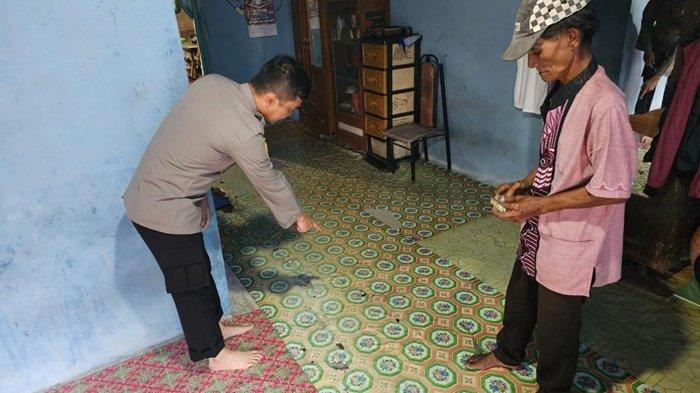 Anggota kepolisian saat melakukan penyelidikan di TKP pembacokan Siska di Desa Kurau, Kecamatan Koba, Kabupaten Bangka Tengah, Provinsi Kepulauan Bangka Belitung ( Babel ), Senin, (26/5/2024).