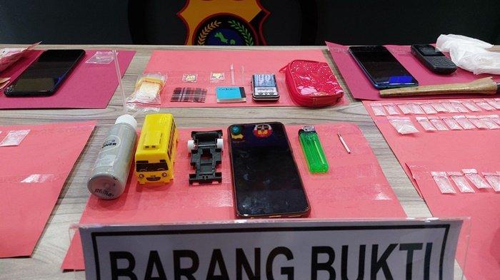 Barang bukti (BB) narkotika jenis sabu di dalam mobil mainan, Bus Tayo, foto diambil, Selasa (28/5/2024) di Mapolres Bangka Barat.