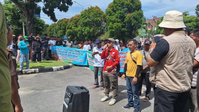 Koordinator Aksi Kelompok Petani Sawit Bangka Selatan dan Bangka Tengah, Ruben Alfarobi saat orasi di Halaman Depan Kejati Babel