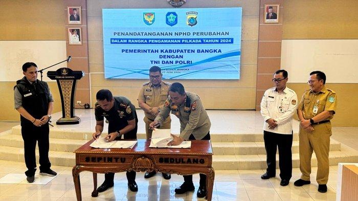 Pj Bupati Bangka M Haris, Dandim 0413 Bangka Letkol Arh Agung, Kapolres Bangka AKBP Toni Sarjaka menandatangani NHPD dana hibah Pilkada Serentak 2024 Senin (3/6/2024).