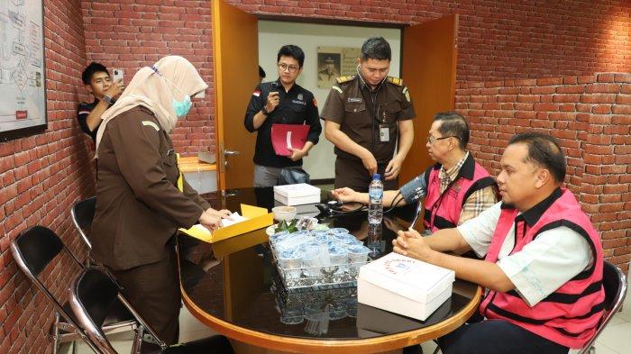 Tahap II tersangka Aon dan Achmad Albani.