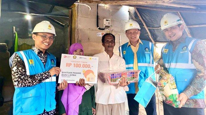 VP Niaga PLN Pusat.m, Ahmad Syauki (pling kiri) menyerahkan simbolis bantuan BPBL kepada masyarakat yang mendapatkan Listrik Gratis bersama DPR RI, Bambang Patijaya (dua dari kanan) dan GM PLN Babel (paling kanan)
