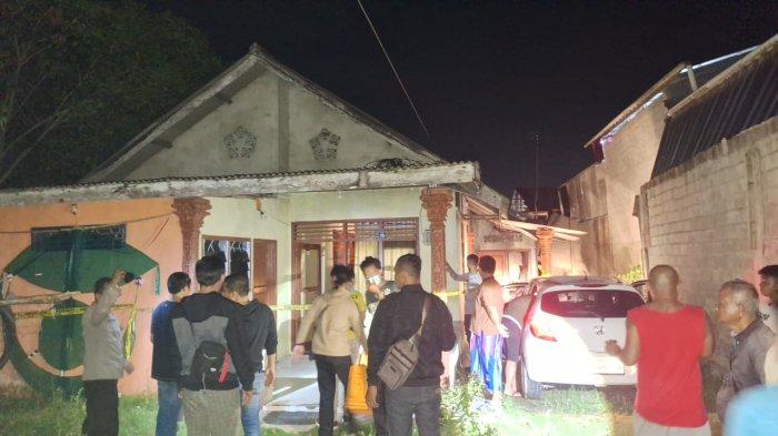 Pihak Kepolisian Polresta Pangkalpinang saat melakukan evakuasi terhadap mayat perempuan di Kelurahan Bacang, Senin (10/6/2024)