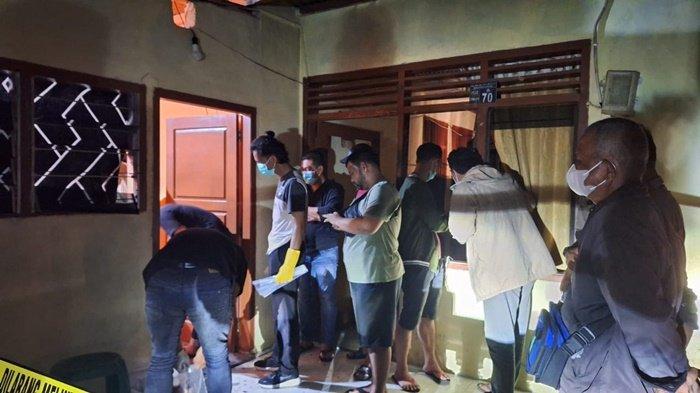 Pihak Kepolisian Polresta Pangkalpinang saat melakukan olah TKP di salah satu rumah warga di Kelurahan Bacang, Kecamatan Bukit Intan, Kota Pangkalpinang, Senin (10/06/2024)