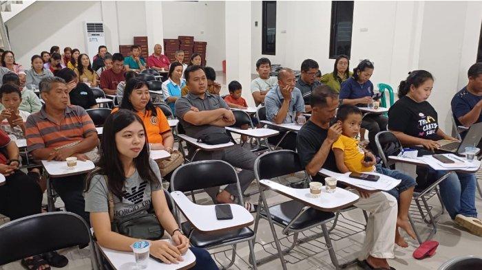 Seluruh panitia Perayaan Dharmasanti Waisak Kabupaten Bangka Tahun 2024 mendengarkan arahan yang diberikan dalam pembahasan pada Rabu (12/06/2024).