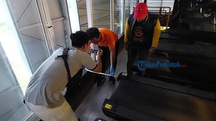 Petugas Kepolisian saat melakukan olah tempat kejadian perkara (TKP) jatuhnya seorang wanita dari lantai 3 tempat Gym di jalan Parit Haji Husein 2 Pontianak, Selasa 18 Juni 2024.