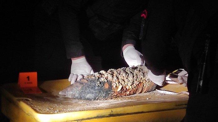 Anggota Batalyon B Pelopor Satuan Brimob Polda Kepulauan Babel mengecek mortir yang ditemukan nelayan Desa Juru Seberang, Belitung pada Kamis (19/6/2024).