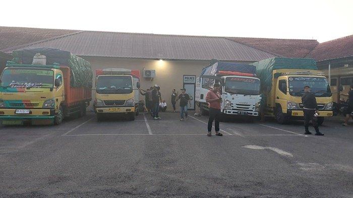 Sejumlah aparat kepolisian dari Polres Bangka Selatan saat melakukan pemeriksaan kendaraan, Rabu (26/6/2024) dini hari. Setidaknya terdapat enam unit truk diamankan sementara di Polres setempat lantaran dicurigai memuat barang ilegal.