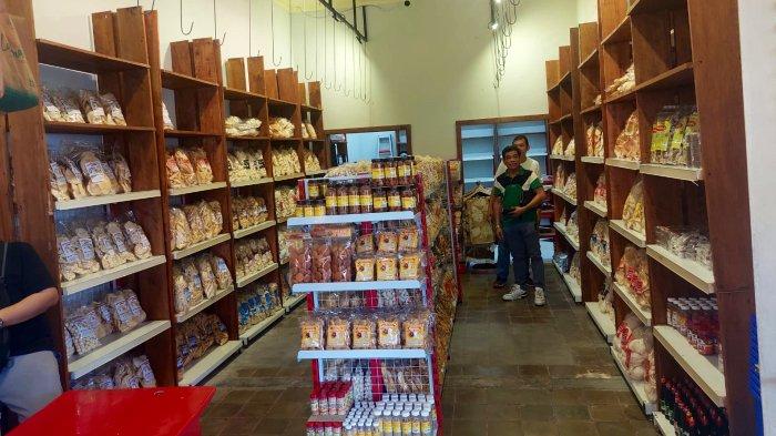 Nuansa toko oleh-oleh Letarase yang berada tepat di pusat Kota Pangkalpinang.