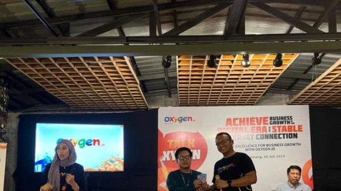 Oxygen.id saat menggelar Gathering Konsumen Talk Xygen menggandeng korporat dari berbagai lini usaha di Tsahang, Pangkalpinang, Jumat (5/7/2024) malam.