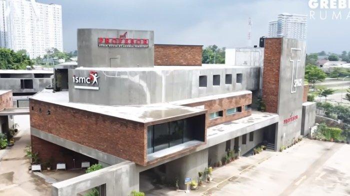 Penampakan rumah mewah milik dokter dan musisi Tompi yang disebut mencapai Rp 100 miliar.


Artikel ini telah tayang di TribunSumsel.com dengan judul Tompi Pamer Rumah Mewah Seharga Rp100 Miliar, Heboh Ustaz Solmed Ikut Disentil: Kalau Ini Percaya, https://sumsel.tribunnews.com/2024/01/31/tompi-pamer-rumah-mewah-seharga-rp100-miliar-heboh-ustaz-solmed-ikut-disentil-kalau-ini-percaya?page=all.
Penulis: Aggi Suzatri | Editor: Weni Wahyuny