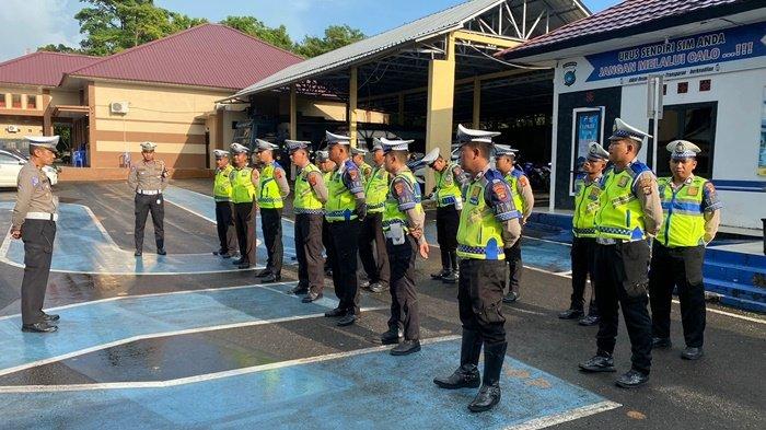  Sejumlah aparat kepolisian dari Satlantas Polres Bangka Selatan saat diberikan pembekalan sebelum melakukan pengaturan arus lalu lintas di Kota Toboali, Jumat (12/7/2024). Selama 14 hari ke depan aparat kepolisian bakal menggencarkan kegiatan razia kendaraan.