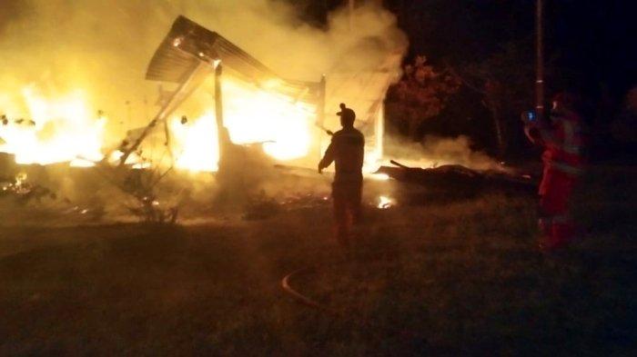 Kebakaran yang menghanguskan rumah Bok Lan di Jalan Raya Membalong, Gang Tiong, Kelekak Usang, Desa Perawas, Kabupaten Belitung pada Sabtu (13/7/2024) dini hari.