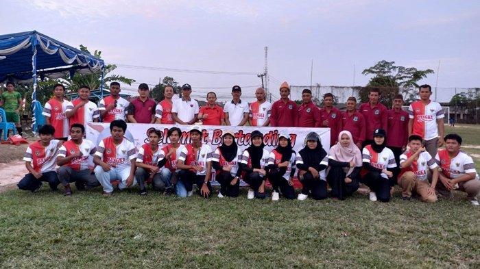 Bupati Bangka Periode 2018-2023, Mulkan Foto Bersama Panitia Turnamen Fun Football Championship Veteran U-42+ Desa Pagarawan.