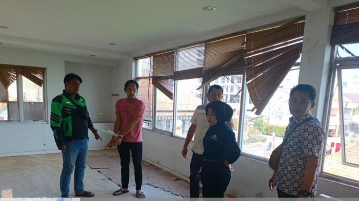 Pelaku didampingi pihak Kepolisian dan salah satu pegawai resto, saat berada di resto mie gacoan Pangkalpinang.