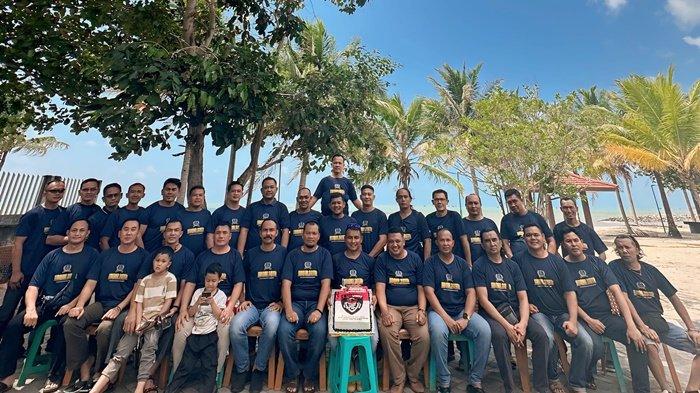 Foto bersama anggota personel di jajaran Polda Kepulauan Babel, dalam rangka aniversary ershi ke-23 tahun di perumahan Batavia, Sungailiat, Kabupaten Bangka, Provinsi Kepulauan Bangka Belitung (Babel ).
