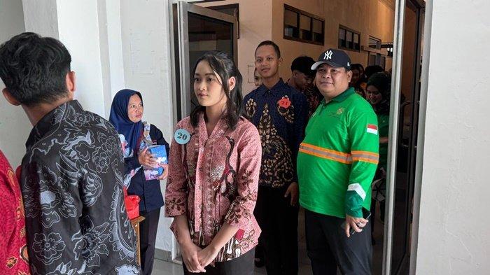 Pj Bupati Bangka M Haris berbincang dengan peserta seleksi Pemilihan Bujang Miak Bangka 2024 saat antri mengikuti seleksi di Ruang Parai Tenggiri Kantor Bupati Bangka Selasa (23/7/2024).