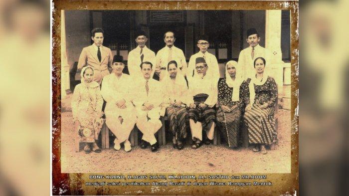 Presiden Soekarno menghadiri acara pernikahan di Mentok, Kabupaten Bangka Barat, Provinsi Kepulauan Bangka Belitung. Kegiatan itu dilakukan Presiden Soekarno di sela masa pengasingan di Pulau Bangka.