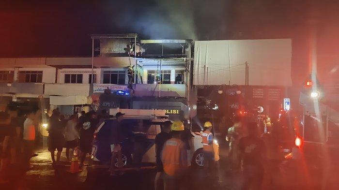 Petugas Damkar BPBD Belitung memadamkan api kebakaran satu unit ruko di area Bundaran Tugu Satam pada Minggu (28/7/2024).