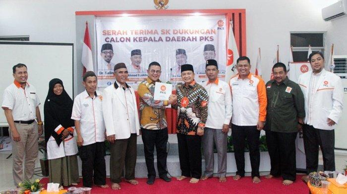 Riza Herdavid saat menerima SK rekomendasi pencalonan dari Ketua DPW PKS, Aksan Visyawan didampingi Ketua DPRD PKS, Kapid Maid dan sejumlah pengurus partai di Kantor DPW PKS Provinsi Kepulauan Bangka Belitung, Sabtu (10/8/2024). Dengan rekomendasi tersebut PKS dipastikan siap mendukung pasangan Riza-Debby untuk maju periode kedua.