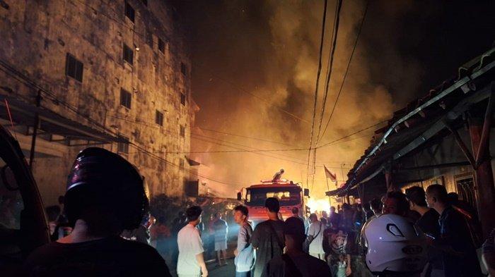 Tim pemadam kebakaran masih berusaha memadamkan api, yang terjadi di Kampung Bintang Kota Pangkalpinang, Senin (12/08/2024)
