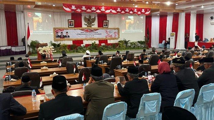 Rapat Paripurna Istimewa Mendengarkan Pidato Kenegaraan Presiden RI Dalam Rangka Peringatan HUT Ke-79 Kemerdekaan Jumat (16/8/2024) di Ruang Paripurna DPRD Bangka.
