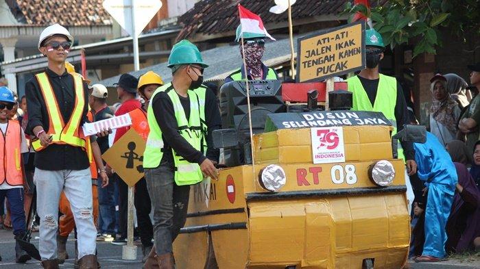Peserta menghias kendaraan unik dalam pawai kemerdekaan di Desa Sempan, Kabupaten Bangka, Provinsi Kepulauan Bangka Belitung ( Babel ), Minggu ( 18/78/2024).