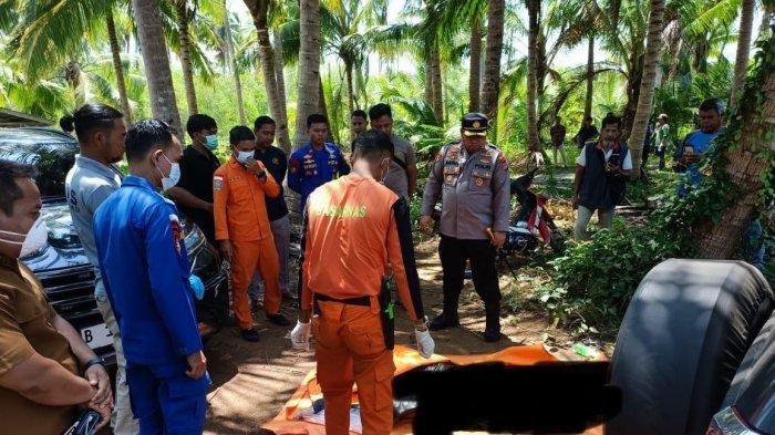Kapolres Belitung Timur, AKBP Indra Fery Dalimunthe saat memeriksa mayat yang ditemukan warga, Selasa (20/8/2024).