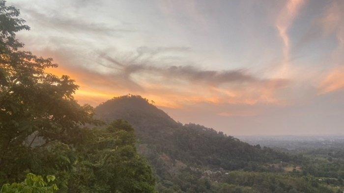 Pemandangan indah di atas Bukit Pinter Bangka Tengah.