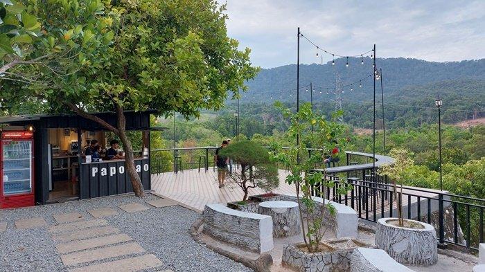 Kafe Papodao cukup menyita perhatian masyarakat Mentok, Kabupaten Bangka Barat, karena berada di wilayah tebing dekat Bukit Menumbing. Lokasi kafe dekat dari pusat kota Mentok, di jalan Skip Pal II, Kelurahan Sungai Daeng, Kabupaten Bangka Barat, Provinsi Bangka Belitung, buka setiap hari dari pukul